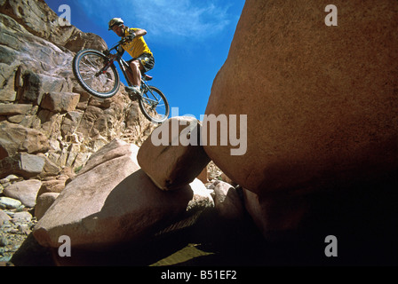 Champion du Monde de vélo de montagne Hans Rey à cheval au bassin d'Elijah, Mt. Sinaï, Égypte Banque D'Images