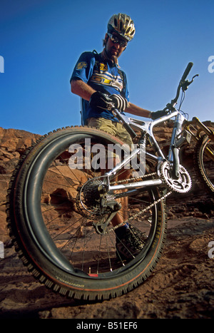 Champion du Monde de vélo de montagne, Hans Rey, péninsule du Sinaï, Égypte Banque D'Images