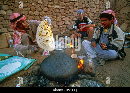 Champion du Monde de vélo de montagne Hans Rey le camping et les voyages avec les Bédouins, Sinaï, Égypte Banque D'Images