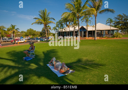 Se détendre à l'ombre des palmiers en dehors de Zanders sur la plage de Cable Beach Broome Australie Occidentale Banque D'Images