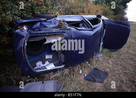 Voiture sur le côté après un accident et de rouleau. Banque D'Images