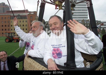 Candidats à la mairie de Londres Frank Dobson et Ken Livingstone ride au-dessus de la ville de Londres dans le Cancer Research Campaign s attachés hot air balloon 85ft le ballon est attaché au-dessus du motif de l'Honorable Artillery Company Armoury Chambre pour soulever des fonds pour la recherche sur le cancer Banque D'Images