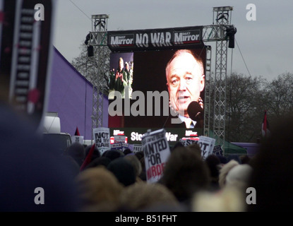 Des manifestations de protestation contre la guerre se terminant en février 2003 London Hyde Park de deux millions de personnes par jour écran miroir Ken Livingstone parle coalition contre la guerre Manifestations Marches marches pour la paix des banderoles et des pancartes rallyes de parler en public des conflits civils guerre Terrorisme Guerre anti conflit guerre anti Coalition Iraq mars protestation Londres Banque D'Images