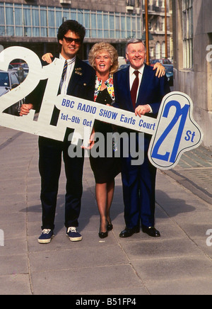 DJ Mike Lire Mars 1989 avec Jimmy Young et Gloria Hunniford holding 21e publicité clés BBC Radio Show Earls Court Banque D'Images