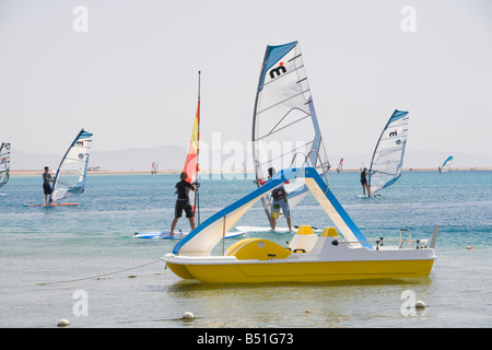 Les véliplanchistes en Mer Rouge resort de Dahab en Egypte Banque D'Images