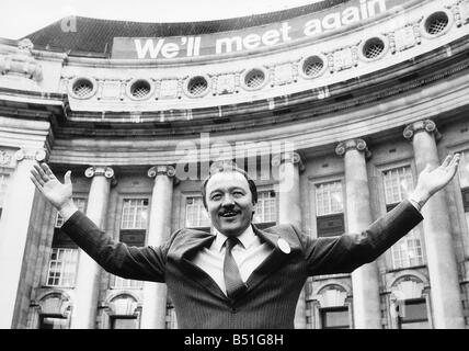 Ken Livingstone chef GLC Mars 1986 Ken Livingstone chef syndical de la CGL en dehors du County Hall London, le dernier jour de travail du conseil avant son abolition Banque D'Images