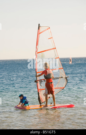 Une planche dans la Red Sea Resort de Dahab en Egypte avec un enfant à l'avant de la board Banque D'Images