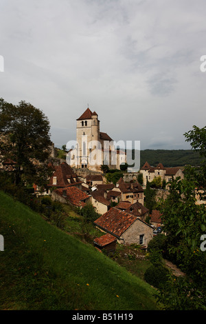 L'église et village de Saint Cirq-Lapopie perché sur le sommet d'une colline Banque D'Images