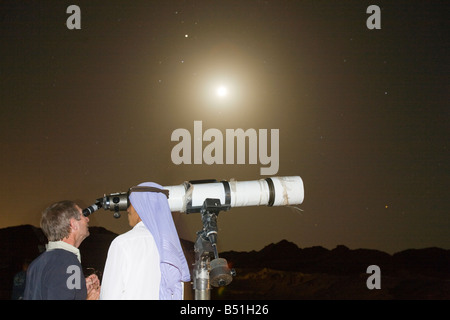 Regarder les étoiles à travers un télescope avec les Arabes bédouins dans le désert du Sinaï près de Dahab en Egypte Banque D'Images