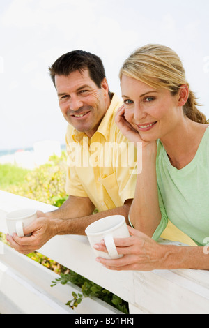 Couple Leaning on Wooden Fence Banque D'Images