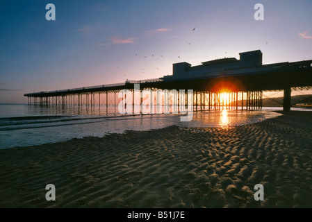 Jetée de COLWYN BAY À L'AUBE LE NORD DU PAYS DE GALLES UK Banque D'Images