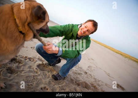 Man with Dog on Beach Banque D'Images