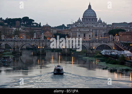 Ponte Sant'Angelo, Tibre, Rome, Latium, Italie Banque D'Images