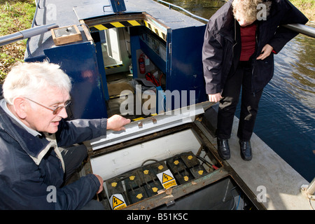 Le Ross Barlow un bateau avec un moteur électrique à Aimant terre rare exécuter via les batteries au plomb qui sont facturés Banque D'Images