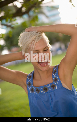 Portrait de femme en riant avec les yeux fermé Banque D'Images