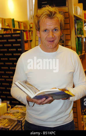 31 10 06 Gordon Ramsay avec son nouveau livre lors d'une séance de signature à la frontière s livres à Glasgow Banque D'Images