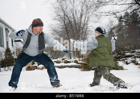 Père et Fils Having Snowball Fight