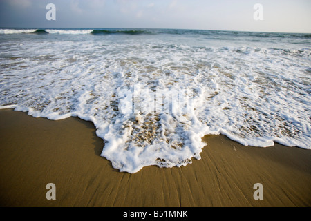 L'eau mousseuse, Newport Beach, California, USA Banque D'Images