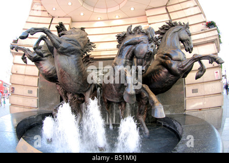 Les quatre chevaux de bronze de Helios Haymarket Piccadilly Circus Londres Royaume-Uni Banque D'Images