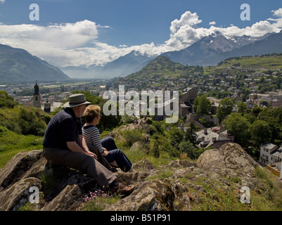 SION LA CAPITALE DU CANTON DU VALAIS, DANS LA VALLÉE DU RHÔNE VUE DEPUIS LE CHÂTEAU DE VALÈRE SUISSE NR Banque D'Images