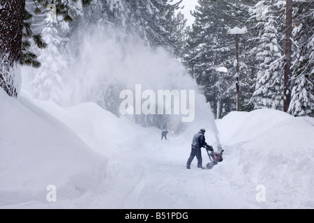 Les gens le déblayage de la neige après la tempête Banque D'Images