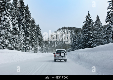 Voiture sur route enneigée Banque D'Images