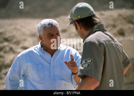 Hans Rey interviewer le Dr Zahi Hawass, le directeur de la plateau de Gizeh, Le Caire, Egypte Banque D'Images