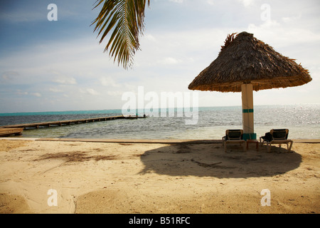 Chaises de plage sous le parapluie de plage Beach, Belize Banque D'Images