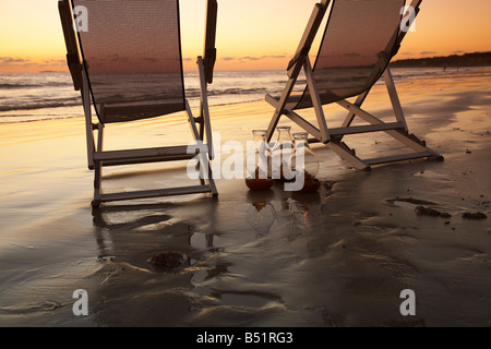 Chaises de plage avec lampes à huile on Beach Banque D'Images