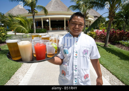 Portrait de garçon avec plateau de boissons, Mexique Banque D'Images