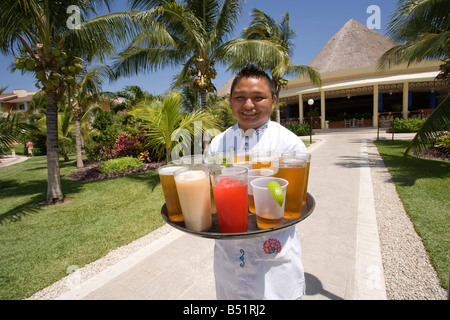 Portrait de garçon avec plateau de boissons, Mexique Banque D'Images