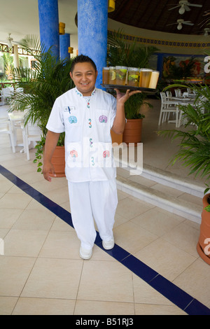 Waiter Carrying Tray de boissons, Mexique Banque D'Images