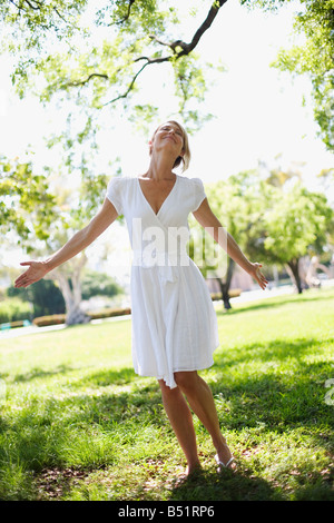 Woman Wearing White Dress in Park Banque D'Images