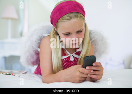 Young Girl Using Cell Phone Banque D'Images