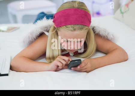 Young Girl Using Cell Phone Banque D'Images