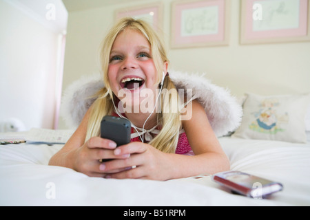 Jeune fille à écouter de la musique Banque D'Images