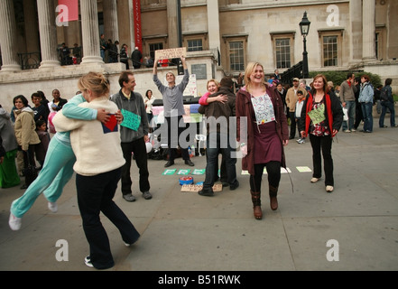 L'équipe Sciences humaines UK donnant libre hugs à Trafalgar Square Banque D'Images