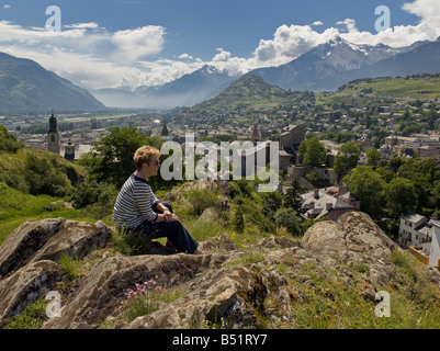 SION LA CAPITALE DU CANTON DU VALAIS, DANS LA VALLÉE DU RHÔNE VUE DEPUIS LE CHÂTEAU DE VALÈRE SUISSE NR Banque D'Images