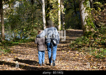 Une femme marche avec son fils dans la forêt suisse Jura. Charles Lupica Banque D'Images