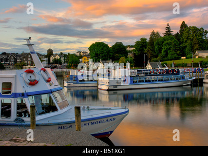 Twilight à Bowness Bay, avec tous les bateaux de passagers bloqués pour la nuit, Parc National de Lake District, Cumbria, Angleterre, Royaume-Uni Banque D'Images