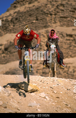 Champion du Monde de vélo de montagne, Hans Rey, à Saqqara, la pyramide de Saqqarah, Sakkara, Le Caire, Egypte Banque D'Images