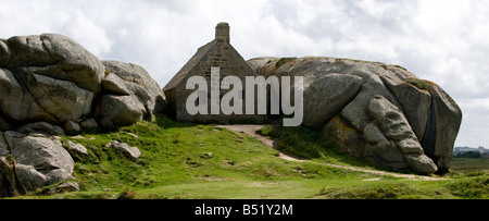 Maison sur la côte entre les rochers dans le Finistère en Bretagne en France Banque D'Images