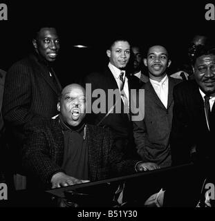 Count Basie pianiste jazz avril 1957 un photocall au Royal Festival Hall de Count Basie qui vient d'arriver d'Chicago USA Banque D'Images