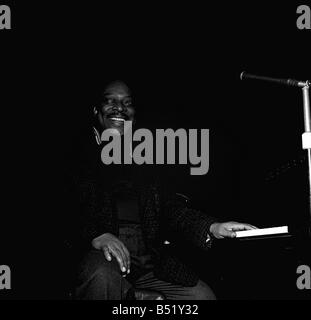 Count Basie pianiste jazz avril 1957 un photocall au Royal Festival Hall de Count Basie qui vient d'arriver d'Chicago USA Banque D'Images