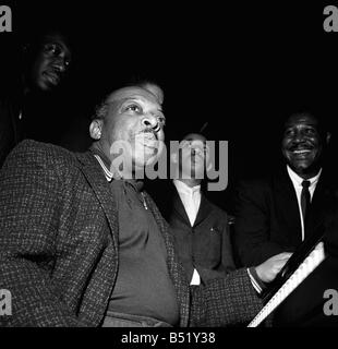 Count Basie pianiste jazz avril 1957 un photocall au Royal Festival Hall de Count Basie qui vient d'arriver d'Chicago USA Banque D'Images