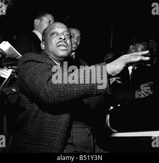 Count Basie pianiste jazz avril 1957 un photocall au Royal Festival Hall de Count Basie qui vient d'arriver d'Chicago USA Banque D'Images