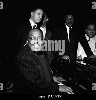 Count Basie pianiste jazz avril 1957 un photocall au Royal Festival Hall de Count Basie qui vient d'arriver d'Chicago USA Banque D'Images