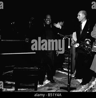 Count Basie pianiste jazz avril 1957 un photocall au Royal Festival Hall de Count Basie qui vient d'arriver d'Chicago USA Banque D'Images