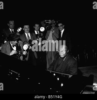 Count Basie pianiste jazz avril 1957 un photocall au Royal Festival Hall de Count Basie qui vient d'arriver d'Chicago USA Banque D'Images