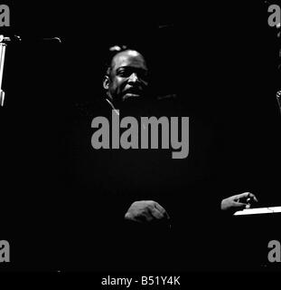 Count Basie pianiste jazz avril 1957 un photocall au Royal Festival Hall de Count Basie qui vient d'arriver d'Chicago USA Banque D'Images